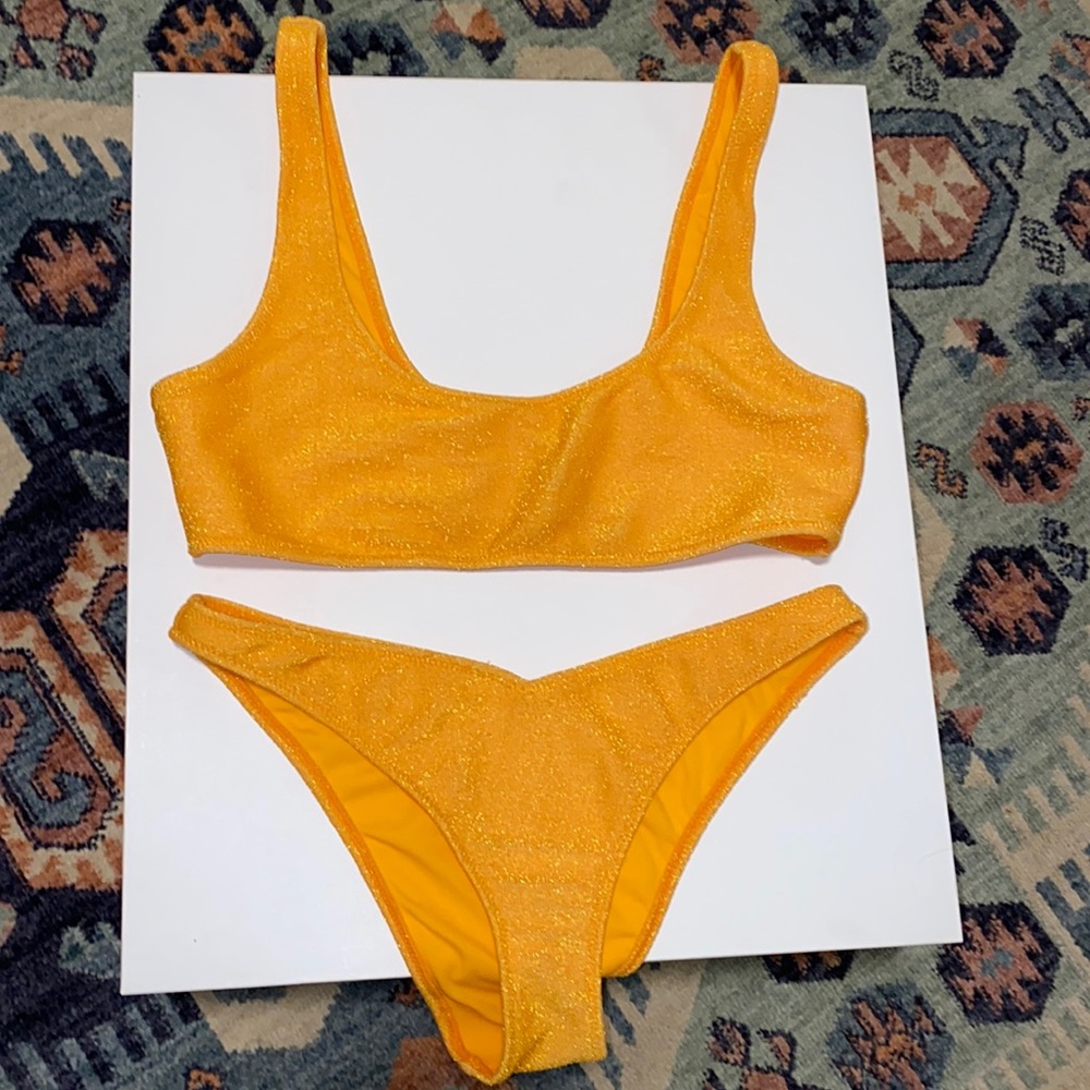 Kendall & Kylie bikini